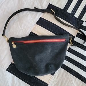 Clare V grande fanny in black nubuck